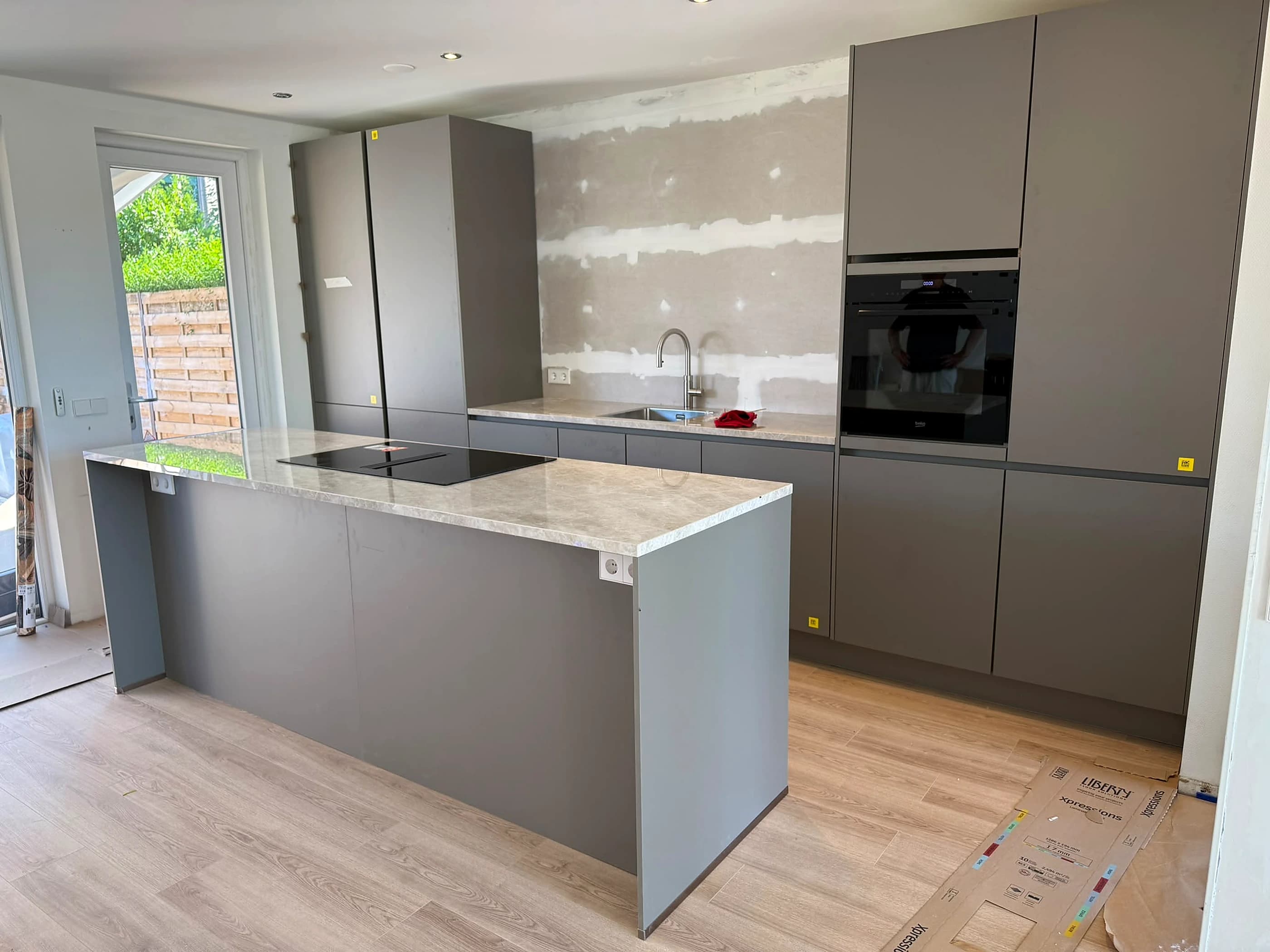 Door Renovast gemonteerde keuken met grijs kookeiland