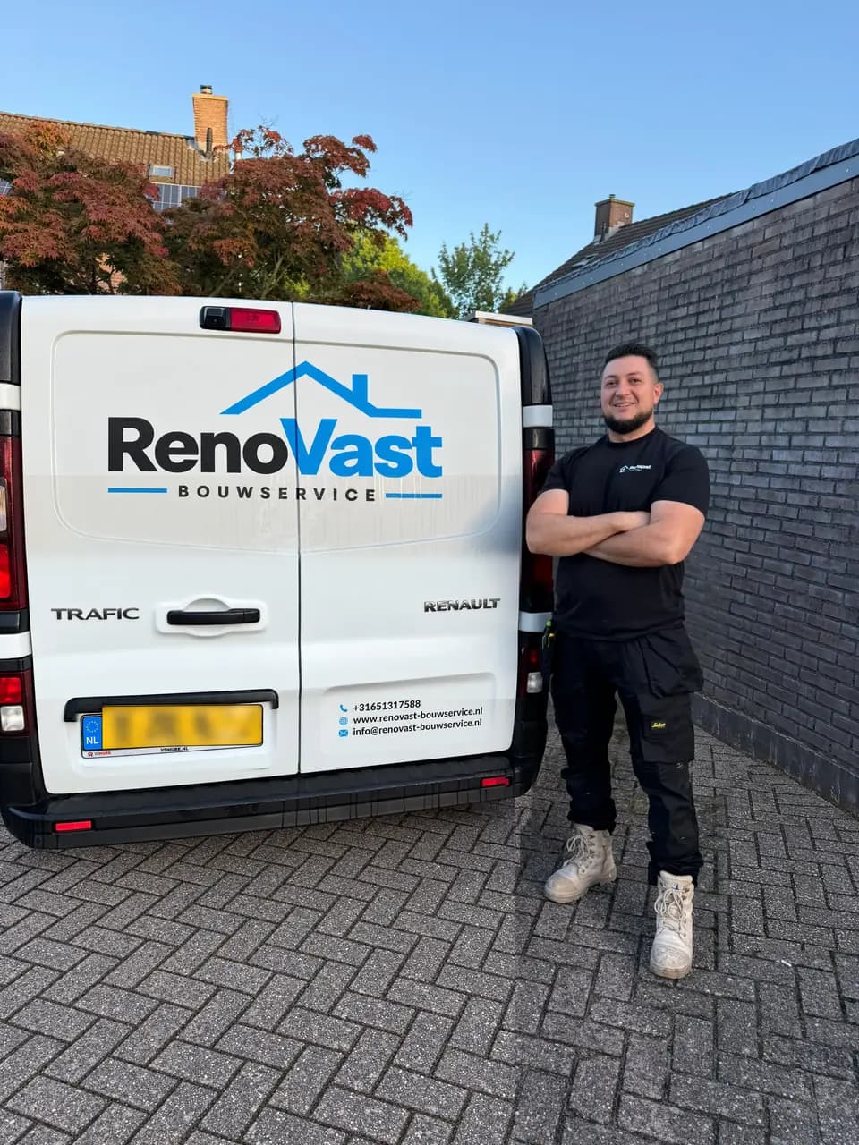 Yusuf van Renovast Bouwservice naast de Renovast-bedrijfsbus