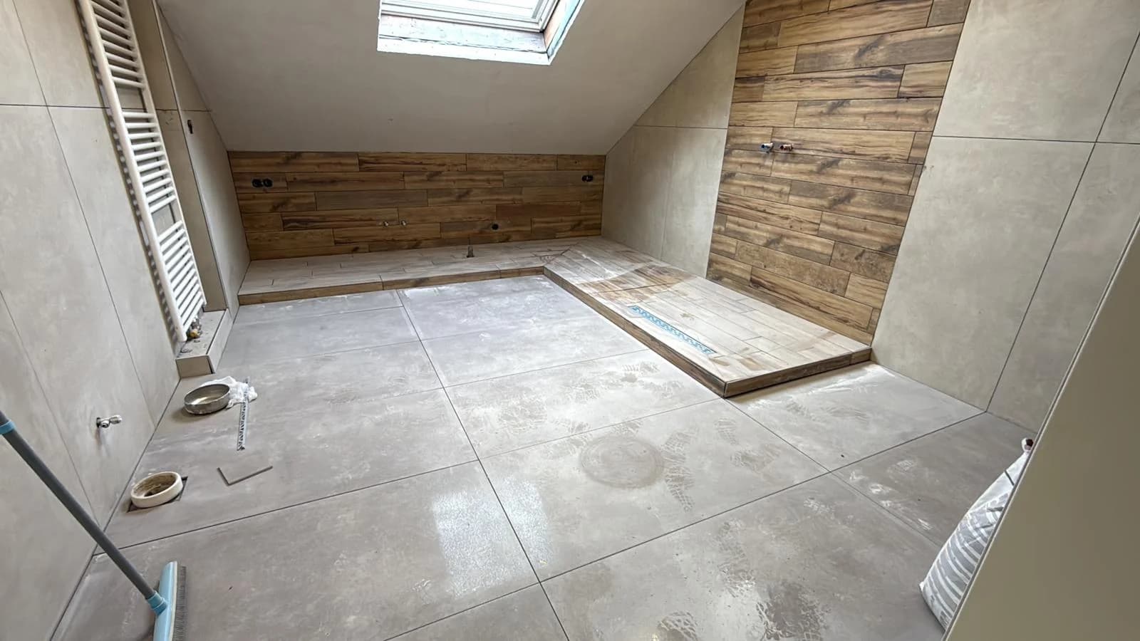 Badkamer tijdens tegelwerk en afwerking door Renovast
