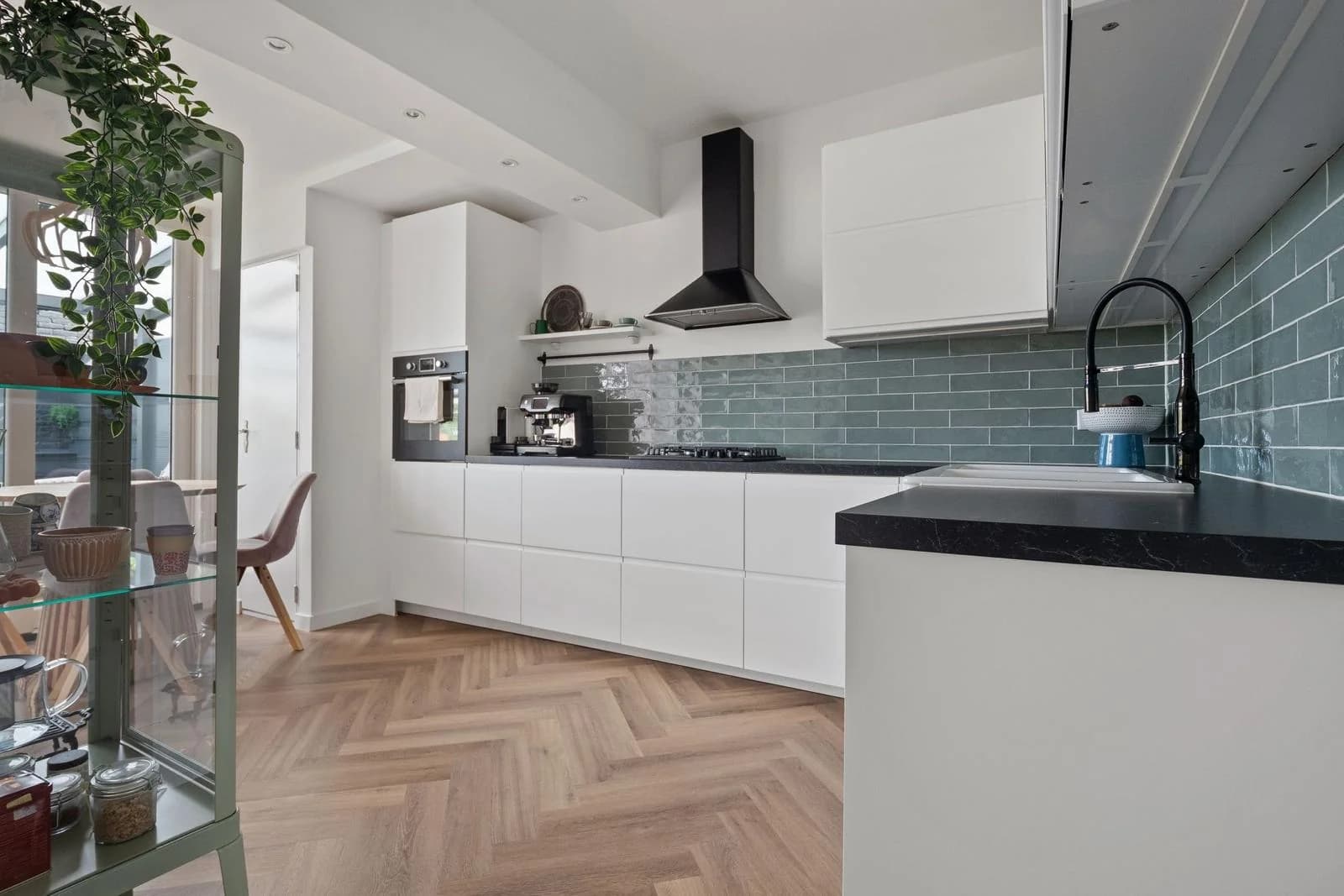 Door Renovast gemonteerde witte keuken met donker werkblad