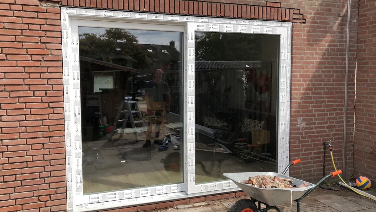 Nieuwe kozijnen tijdens de afwerking van een woning